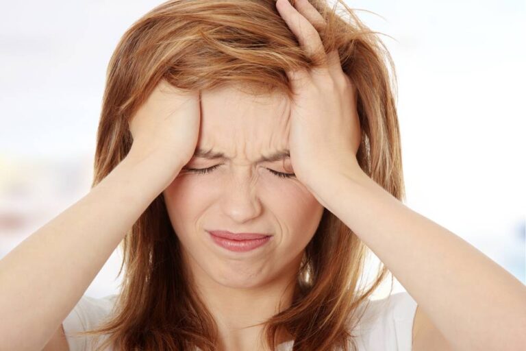 A woman having headache